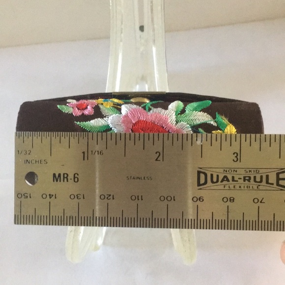 Vintage embroidery lipstick holder - Picture 6 of 7